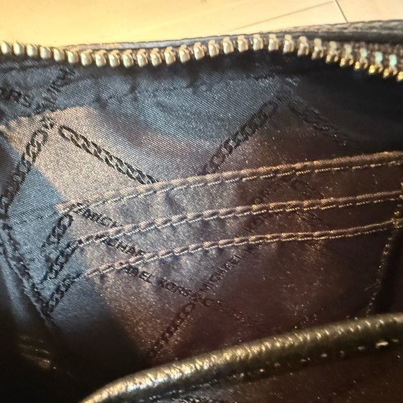 π€π₯ Michael Kors Black Pebbled Leather Crossbody - Picture 6 of 8